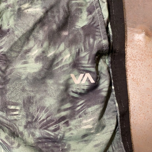 RVCA yogger shorts - Picture 2 of 3